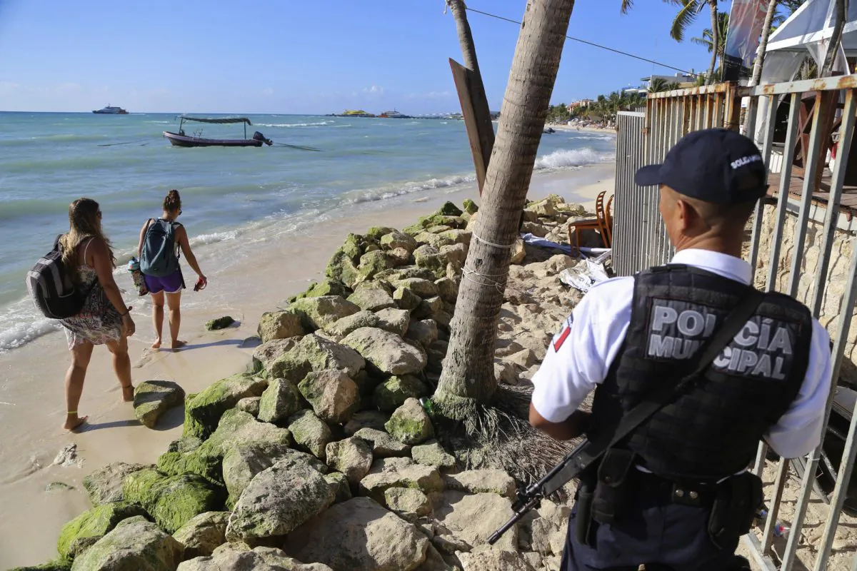 Police guard the exit of the Blue Parrot nightclub in Playa del Carmen, Mexico on Jan. 16, 2017. (AP Photo)