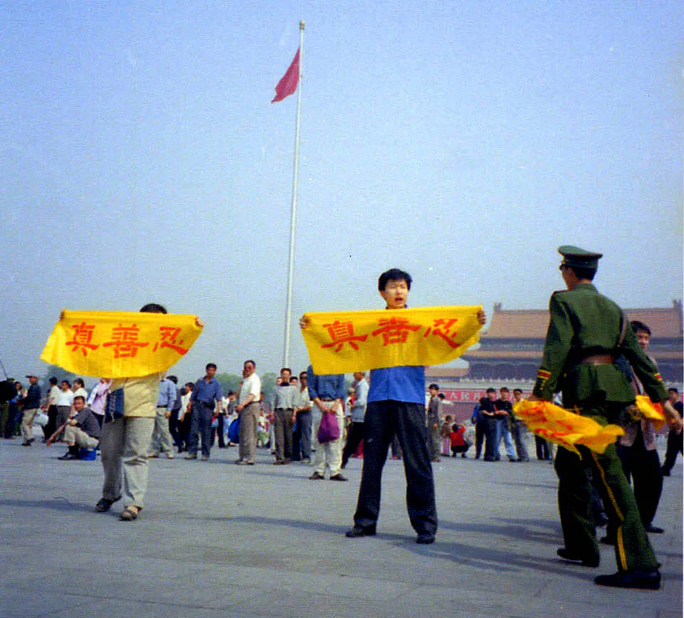 Chinese policeman approach Falun Gong practitioners who traveled across China to Tiananmen Square to stage peaceful appeals against the persecution in 2001.  (Courtesy of Minghui)