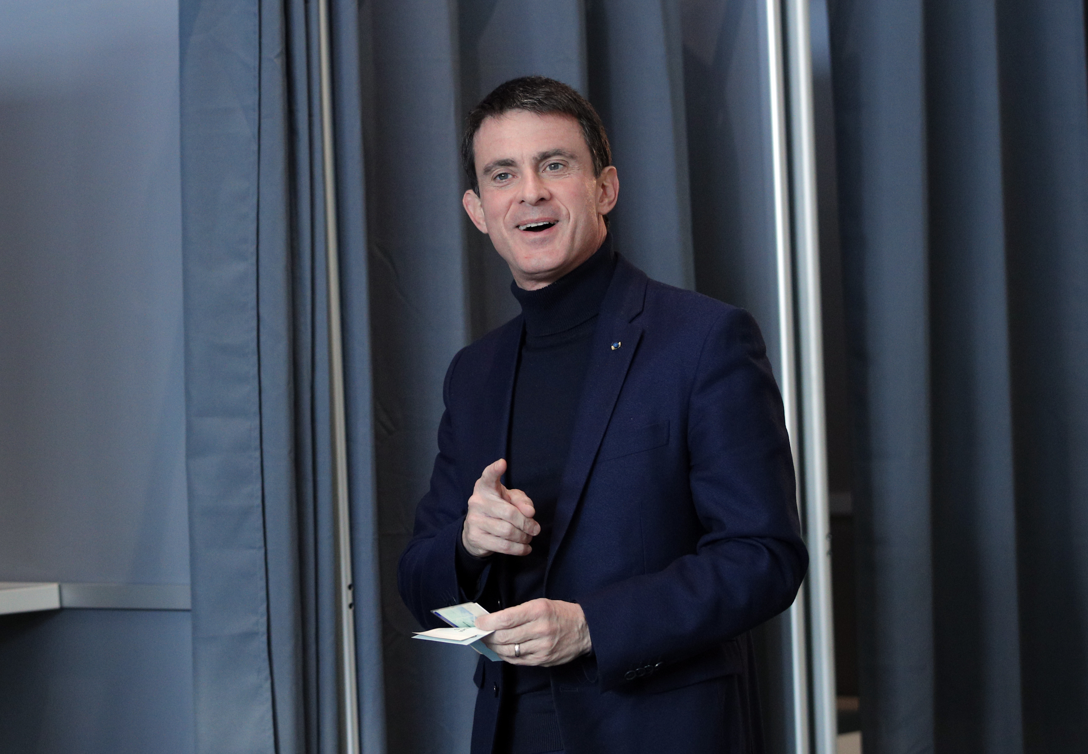 Former French Prime Minister and candidate for the French left's presidential primaries ahead of the 2017 presidential election, Manuel Valls, arrives to cast his vote during the first round of the Socialist party primary election in Evry, south of Paris, Sunday, Jan. 22, 2017. Seven candidates are running in the first round of France's left-wing presidential primary, whose winner will face a tough challenge from the right and nationalist far right in the April-May general election. (AP Photo/Christophe Ena)
