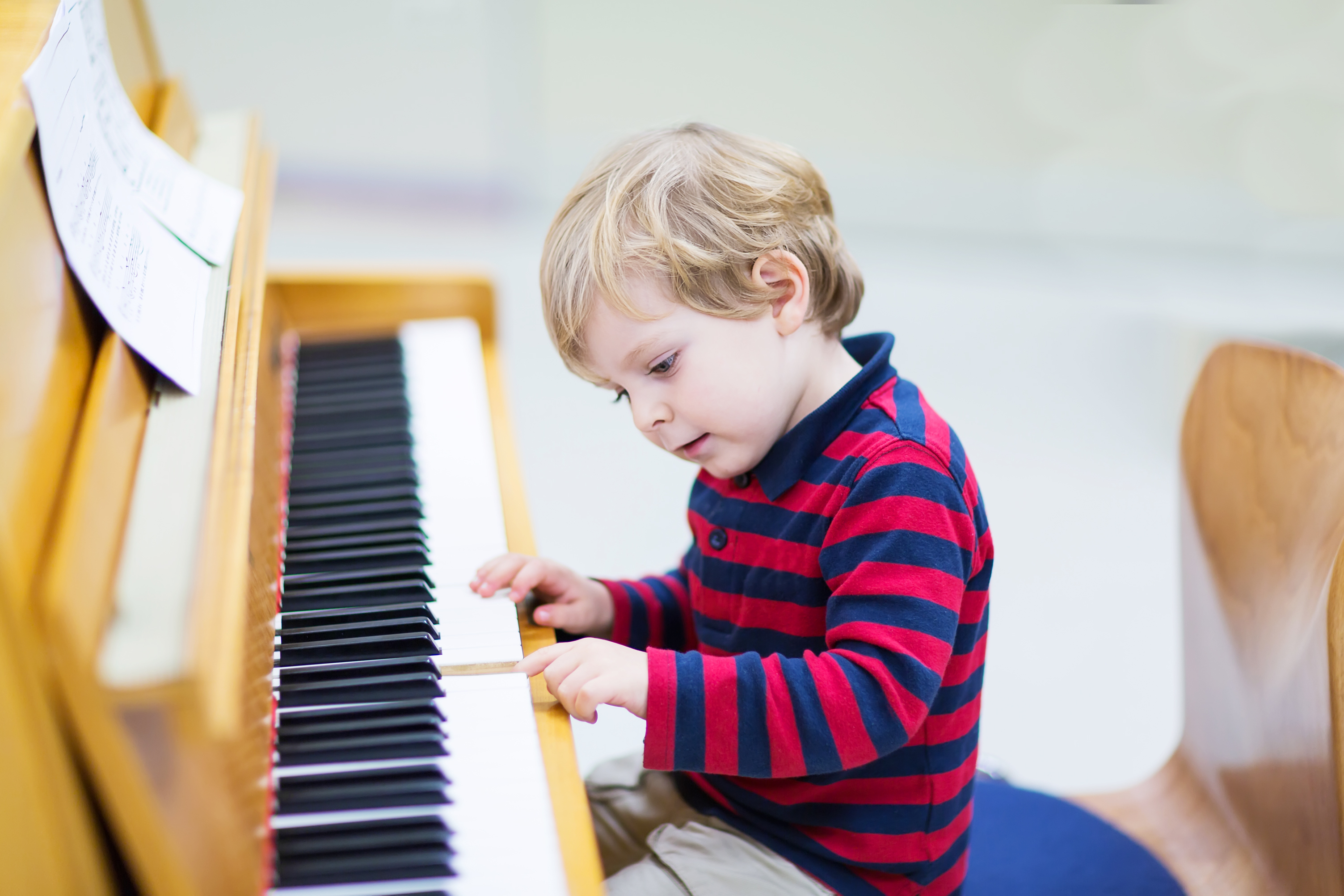 He can play piano. Фортепиано для детей. Музыкальные инструменты для детей. Дети играющие на музыкальных инструментах. Талантливые дети.