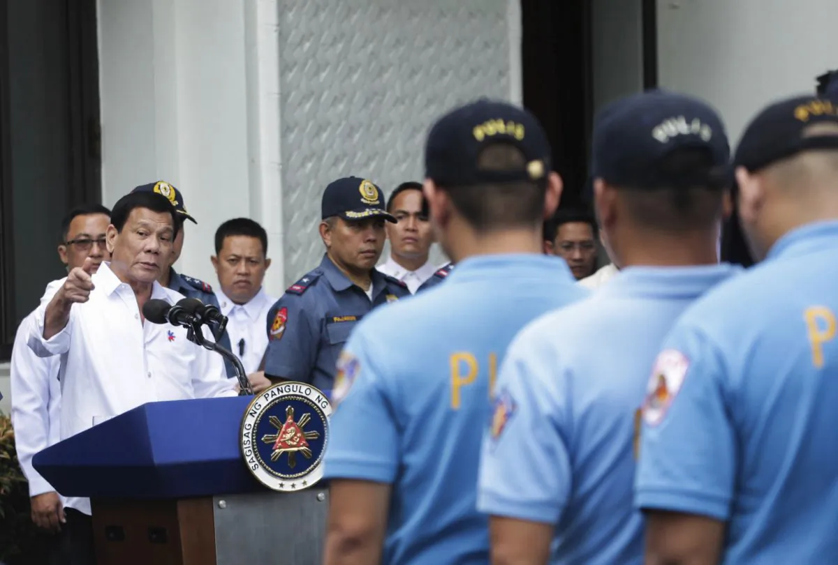 Philippine President Rodrigo Duterte (L) berates erring policemen during an audience at the Presidential Palace grounds in Manila, Philippines on Feb. 9, 2017. (Robinson Ninal/Presidential Photographers Division, Malacanang Palace via AP)