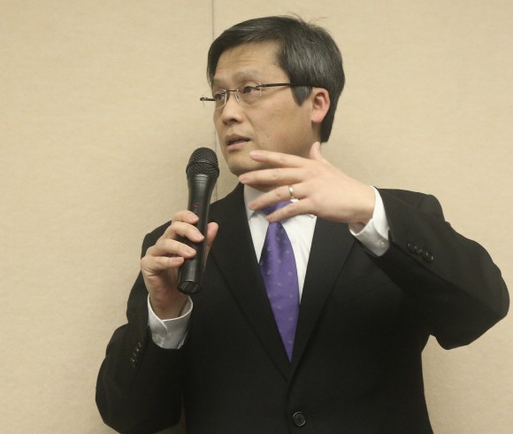Frank Lee, spokesperson for Falun Dafa Association of Washington DC, speaks on the Washington Post's responsibility for running an advertisement that he said was China state propaganda. He spoke, Feb. 2, at the National Press Club. (Gary Feuerberg/ Epoch Times)