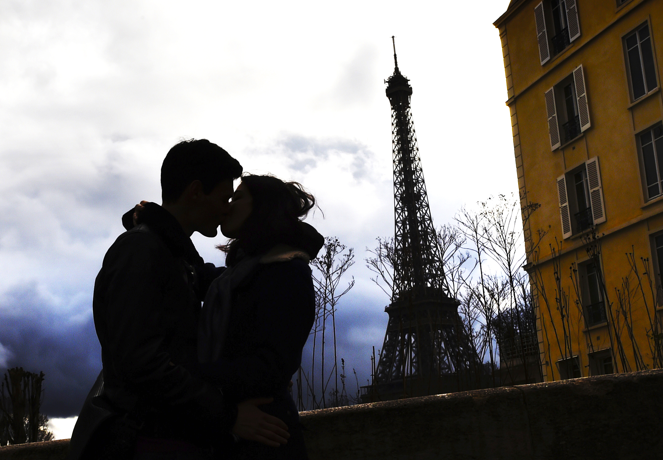Влюбленная пара в Париже