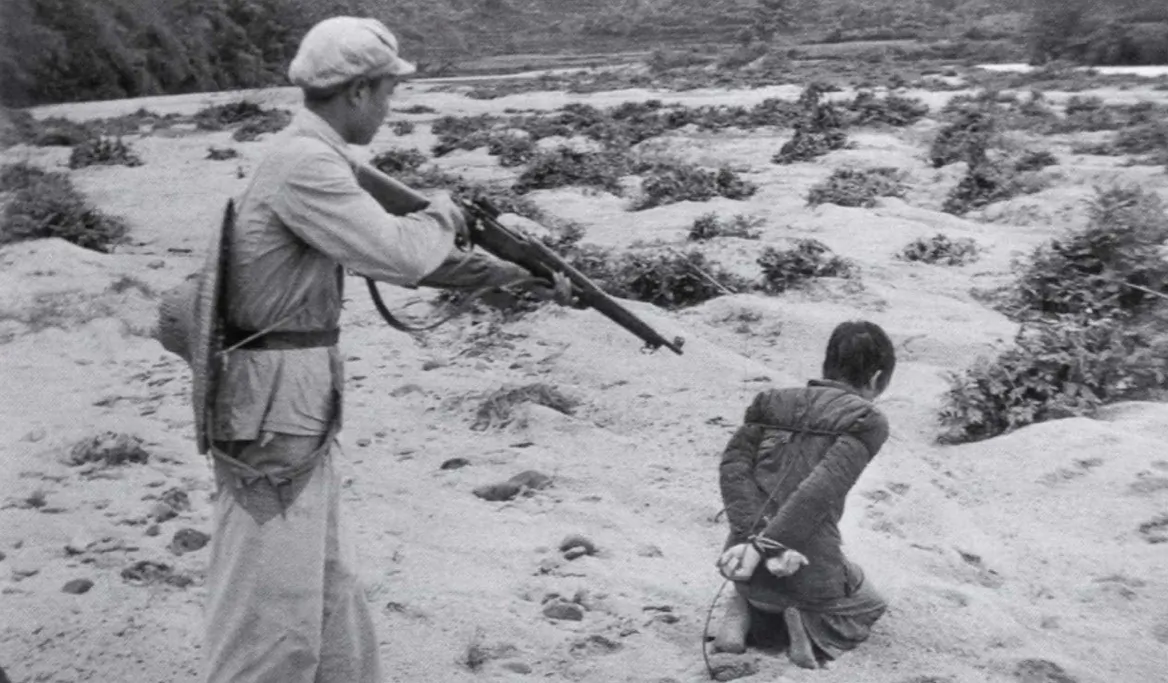 A Chinese landowner is executed by a communist soldier in Fukang, China. (Public Domain)