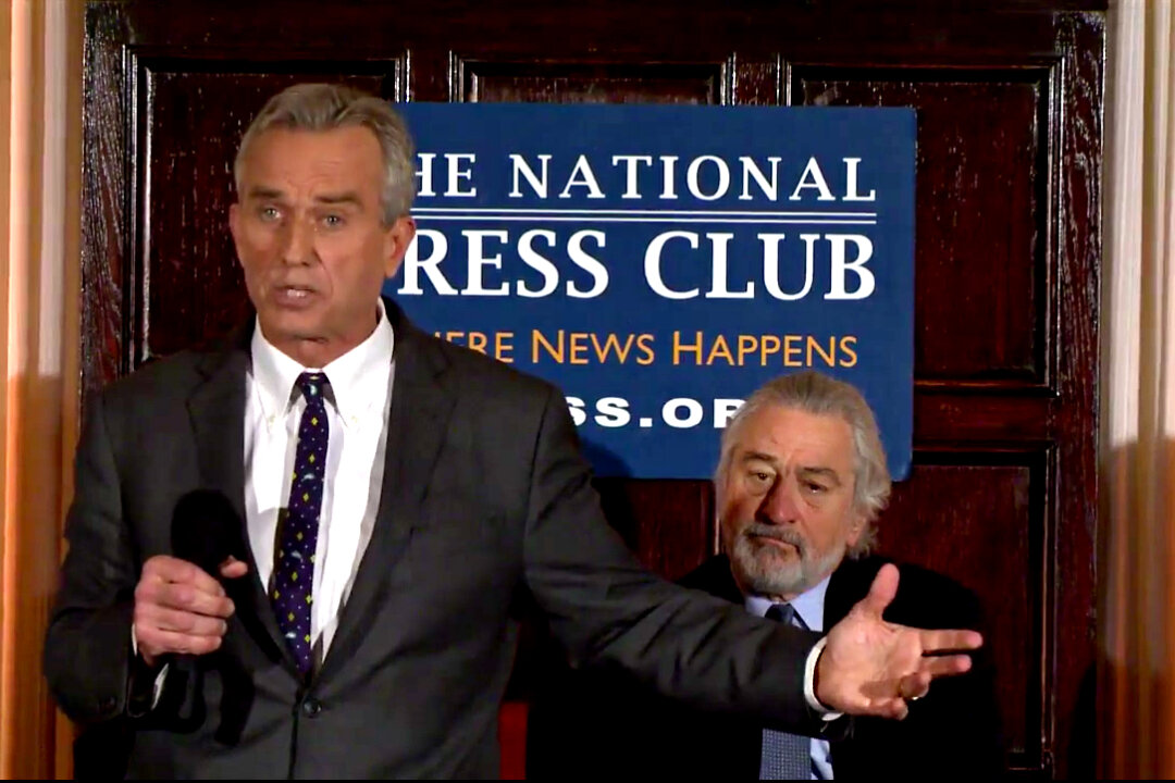 Robert Kennedy Jr. and Robert De Niro at a press conference at the National Press Club in Washington D.C., on February 15, 2017. (Screenshot)