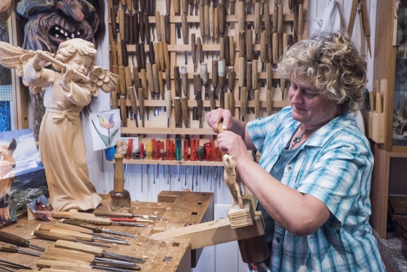  A woodcarver in Interlaken. (Mohammed Reza Amirinia)