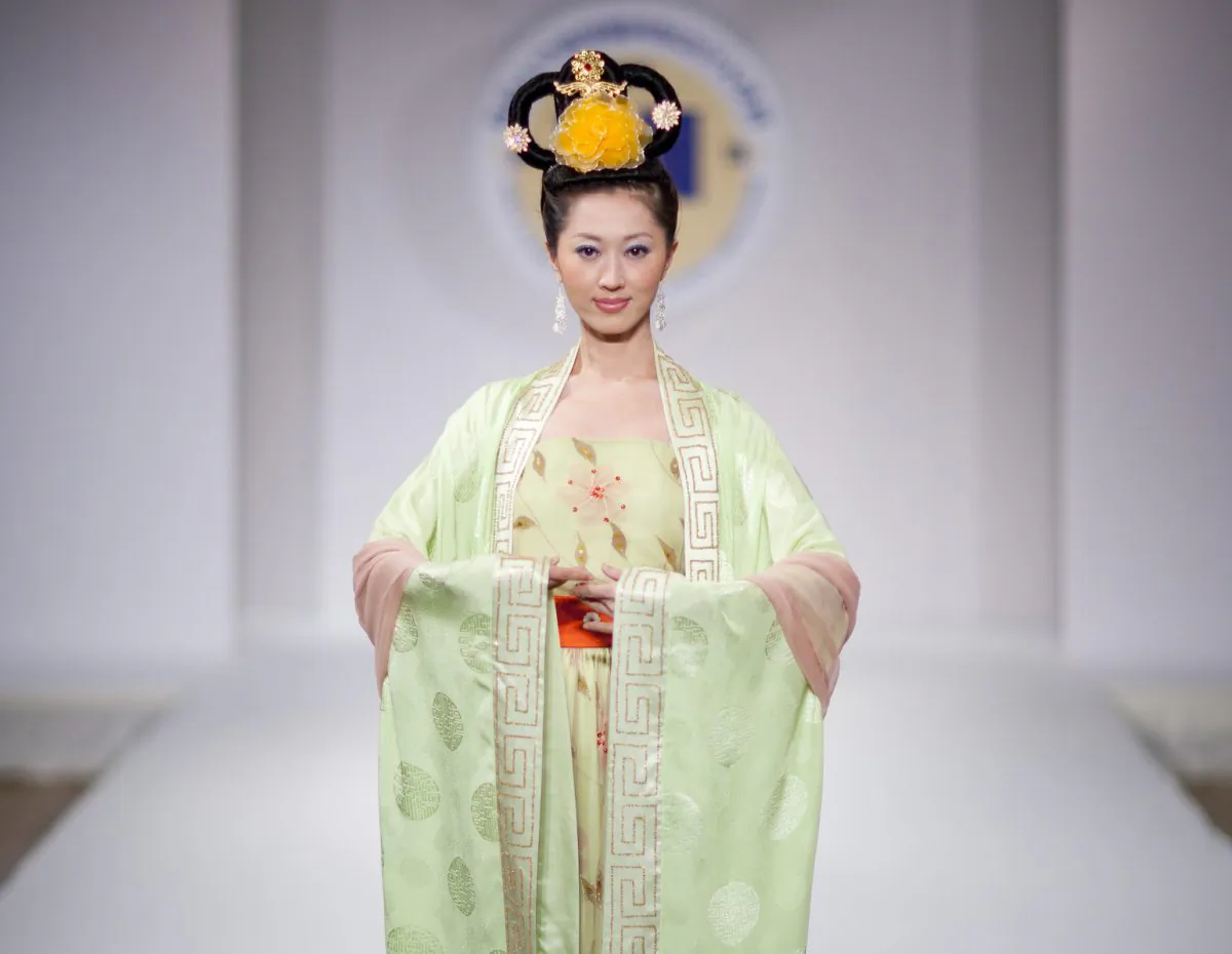 A woman wearing Han clothing at the third  Annual Han Design Competition at Metropolitan Pavillion in New York, Oct 16, 2010. (Edward Dai / Epochtimes)