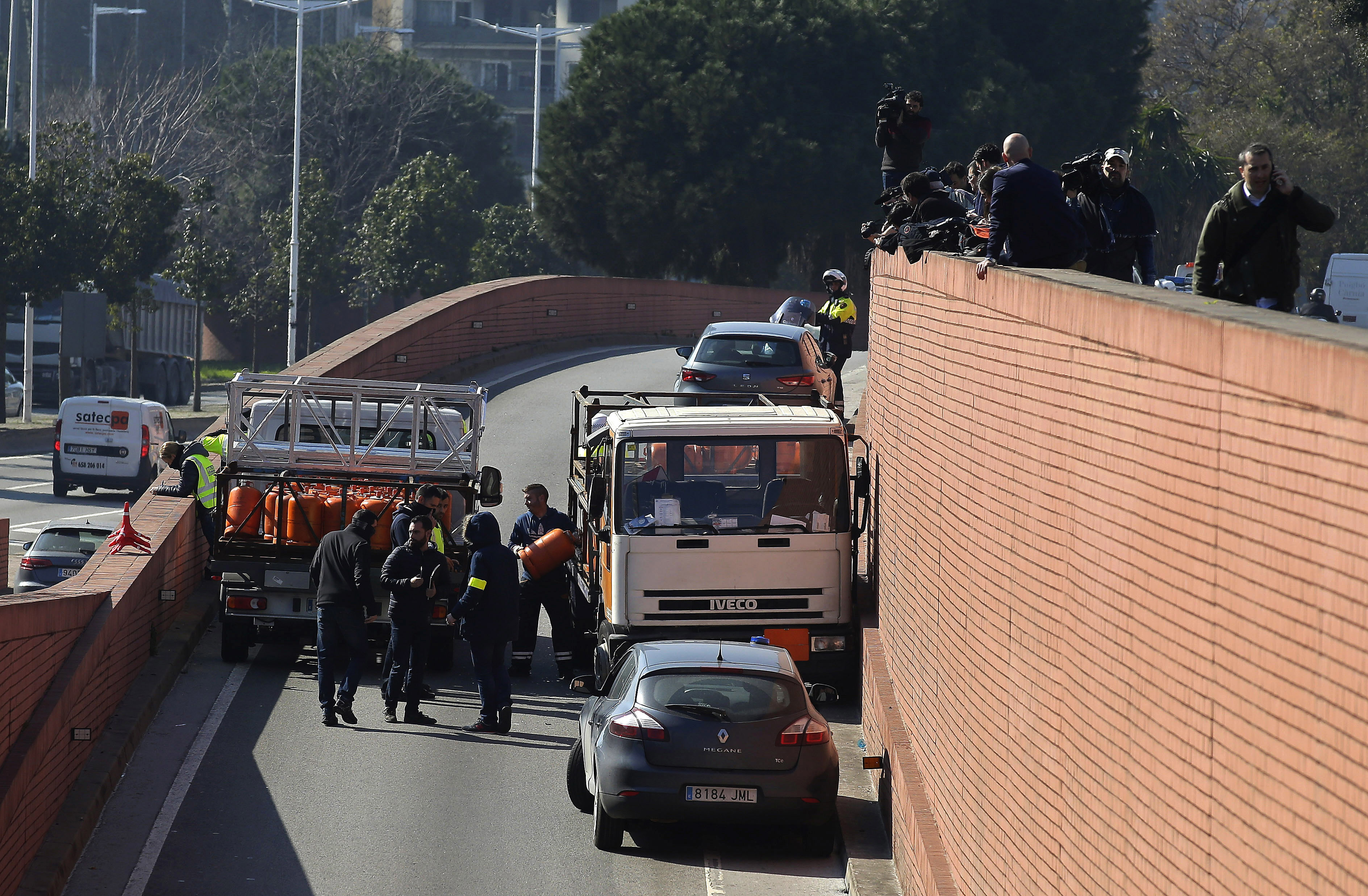 Police officers inspect a truck in Barcelona, Spain on Feb. 21, 2017. (AP Photo/Manu Fernandez)