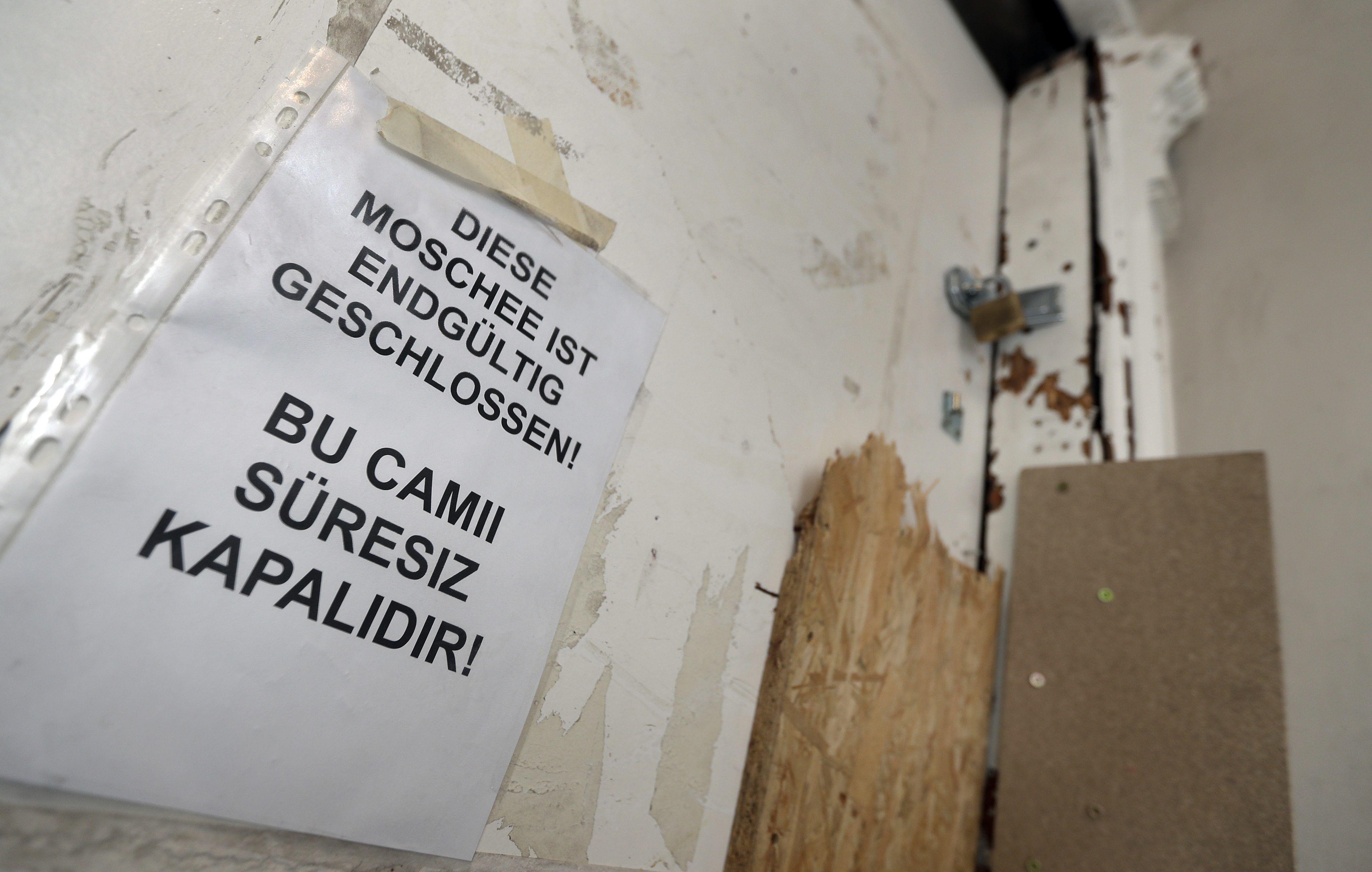 The entrance door of the closed Fussilet Mosque is pictured in Berlin, Germany on Feb. 28, 2017. German text reads 'This Mosque Is Finally Closed'. (AP Photo/Michael Sohn)