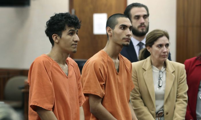 Two known MS-13 gang members, formerly of El Salvador, Miguel Alvarez-Flores (L) and Diego Hernandez-Rivera  appear in court in Houston on March 2, 2017. (Steve Gonzales/Houston Chronicle via AP)