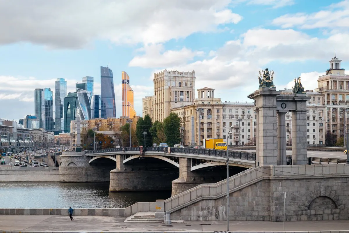 A landscape of Moscow architecture with the Borodinsky bridge, old classical buildings and modern city skyscrapers. (Dmitry Polonskiy/Shutterstock)