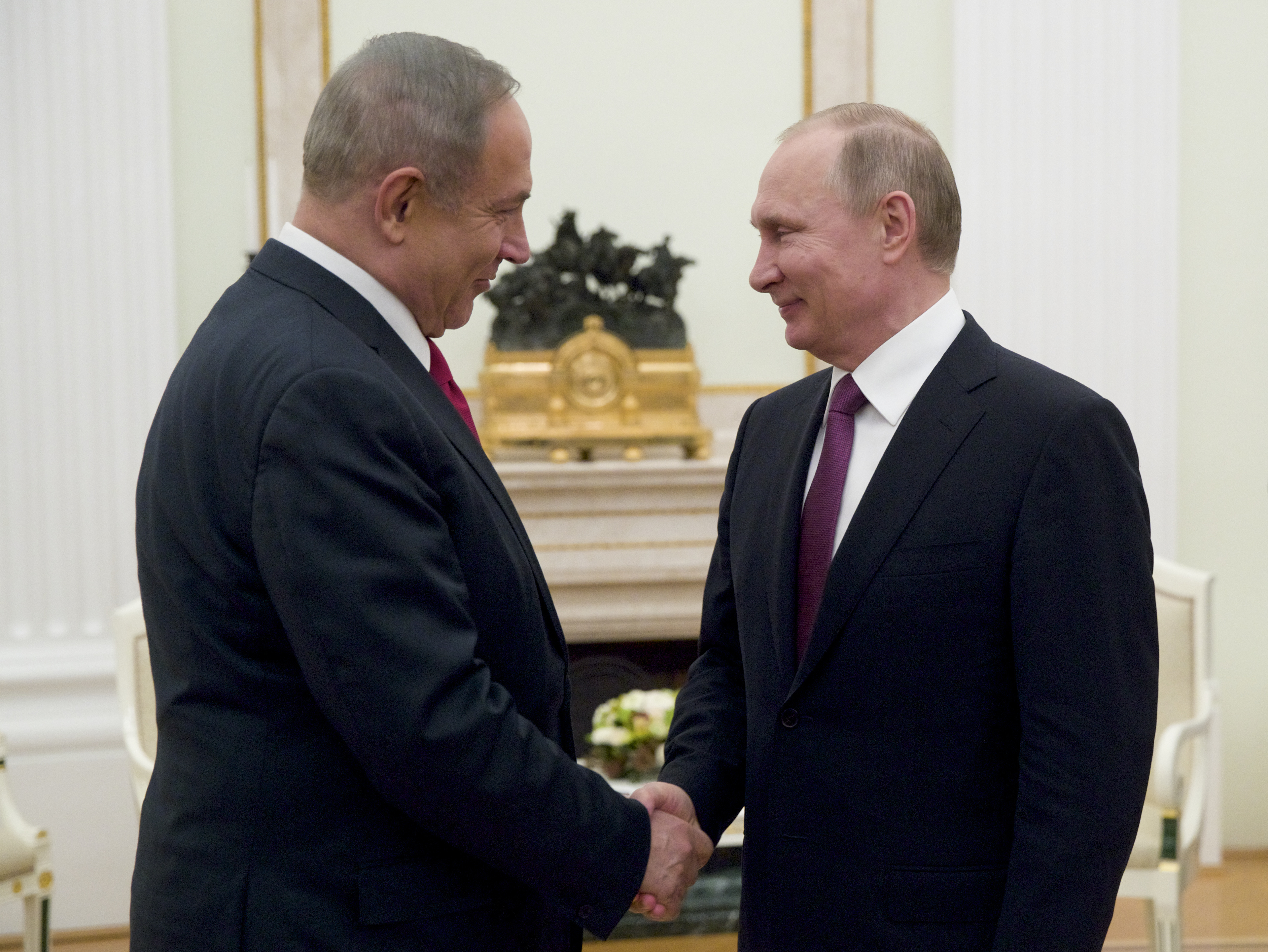 Russian President Vladimir Putin (R) shakes hands with Israeli Prime Minister Benjamin Netanyahu in Moscow, Russia on March 9, 2017. (AP Photo/Pavel Golovkin, pool)