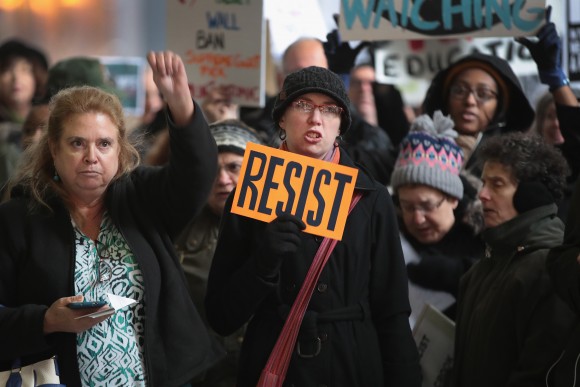 Protesters rally outside the Kluczynski Federal Building in the downtown Chicago Loop to demonstrate against the president in Chicago, Ill., on Jan. 31. (Scott Olson/Getty Images)