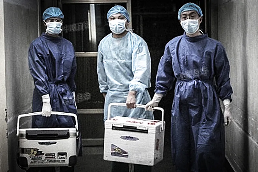 Doctors carrying organs for transplant surgery at a hospital in Henan Province on Aug. 16, 2012.(Screenshot/Sohu.com)