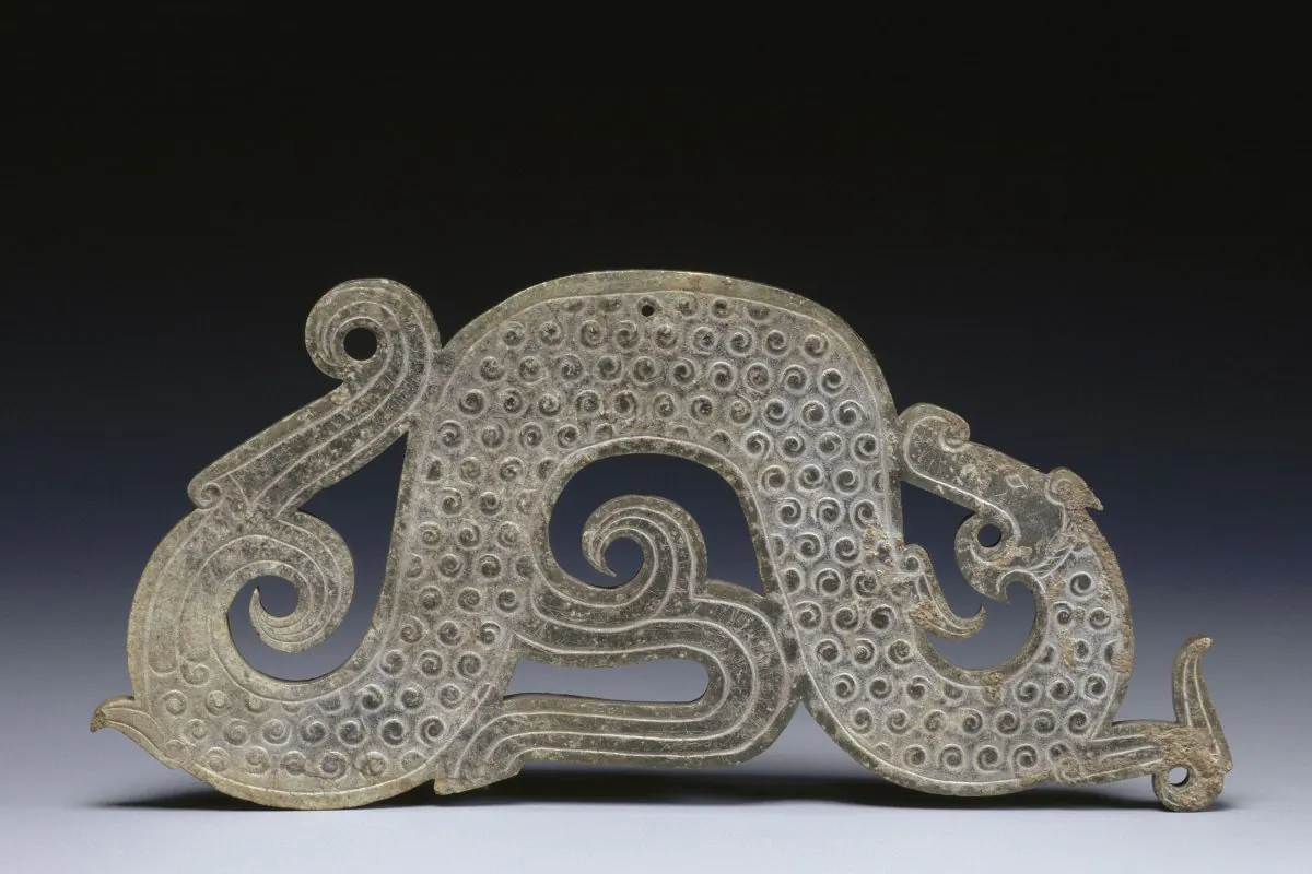 A dragon shaped jade tablet pendant from the Warring States period of China (475–221 B.C.). (Courtesy of Guimet Museum，France）