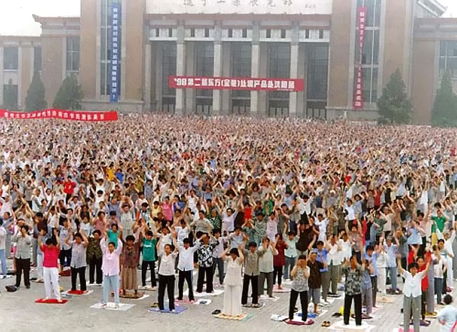 In a photo taken before July 1999, Falun Gong practitioners practice the exercises in Shenyang, Liaoning province, China. (Minghui)