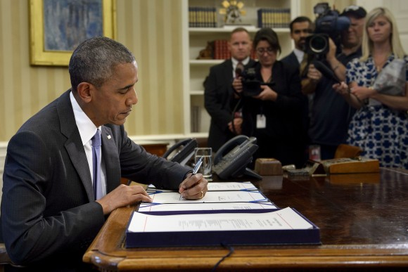 US President Barack Obama signs the Freedom of Information (FOIA) Improvement Act into law in the Oval Office of the White House in Washington on June 30, 2016. (BRENDAN SMIALOWSKI/AFP/Getty Images)