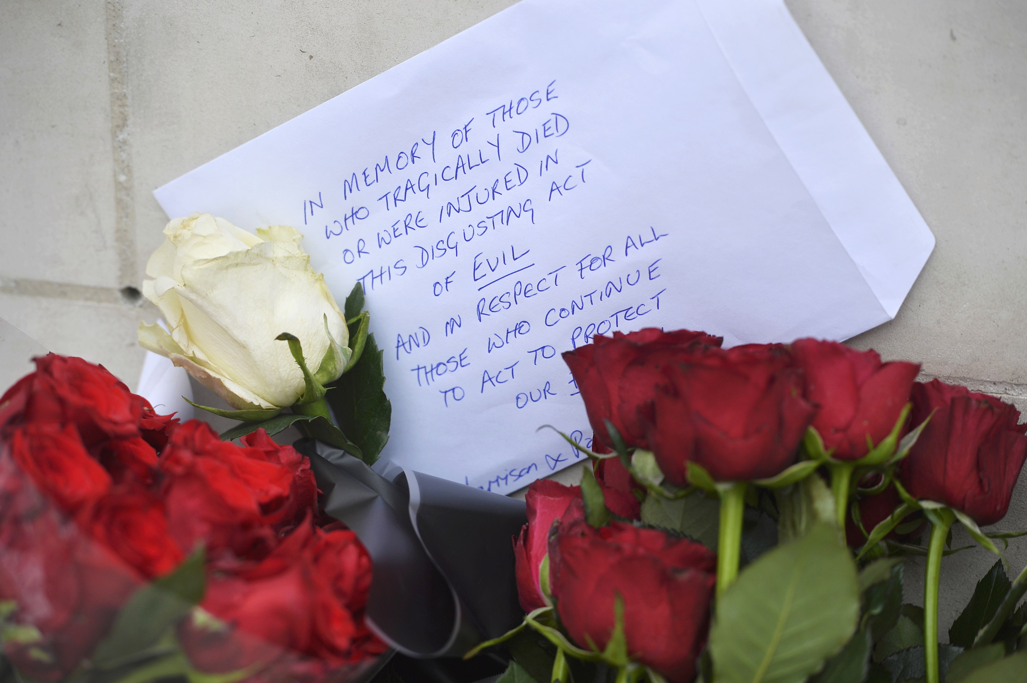 Flowers are left outside New Scotland Yard the morning after an attack in London, Britain on March 23, 2017. (REUTERS/Hannah McKay)