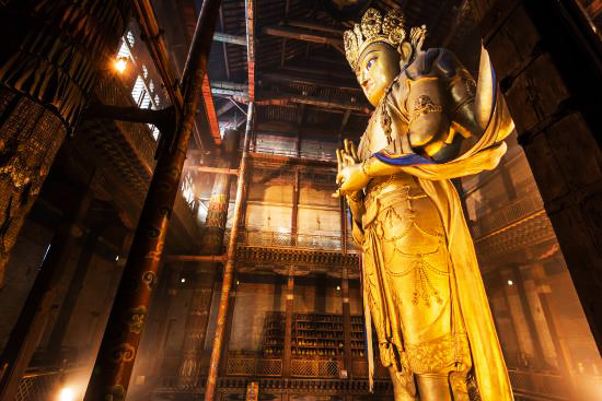 Statue of Avalokitesvara at the Gandantegchinlen temple in Ulaanbaatar. (Vlatka Jovanovic)