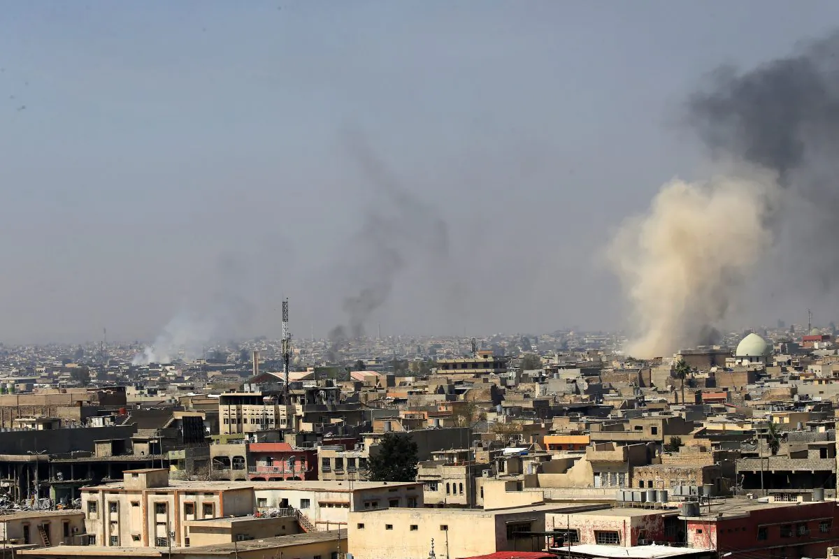 Smoke rises from the old city during a battle against Islamic State militants, in Mosul, Iraq on March 26, 2017. (REUTERS/Youssef Boudlal)