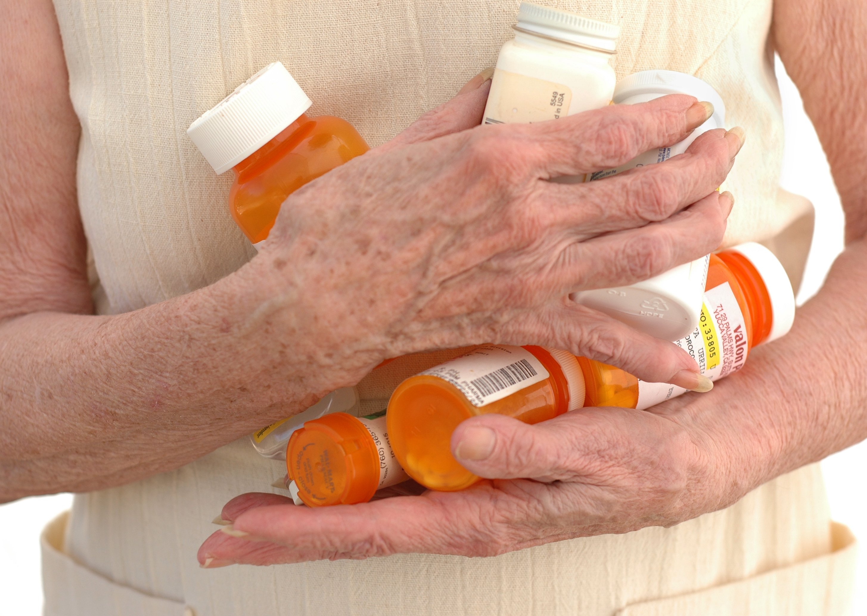 Лечение запоров людей. Пожилые люди и лекарства. Таблетки для пожилых. Запоры у пожилых. Лекарства в пожилом возрасте.