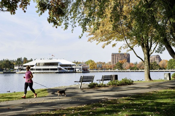 Bike path along Dow's Lake, a small man-made lake on the Rideau Canal. (Ottawa Tourism)