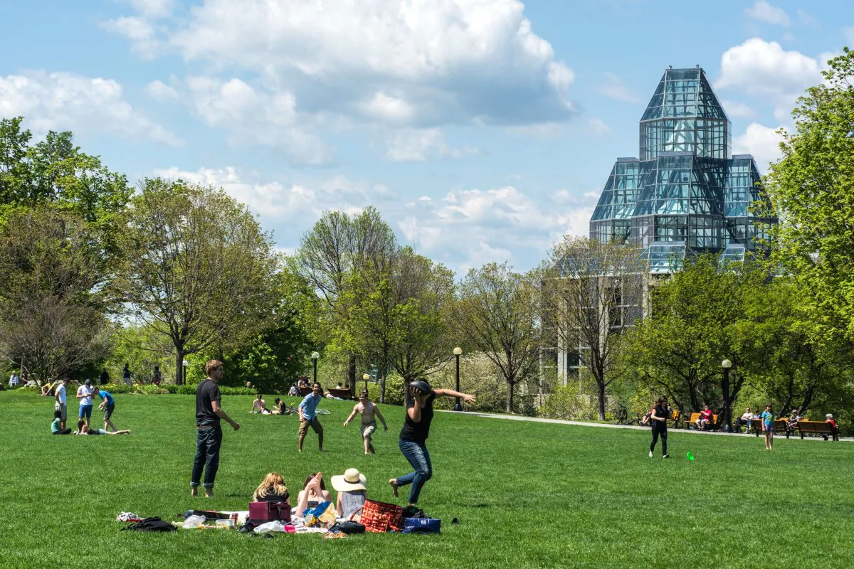 Major's Hill Park in downtown Ottawa. The glass and granite building is the National Gallery of Canada. (James Peltzer)