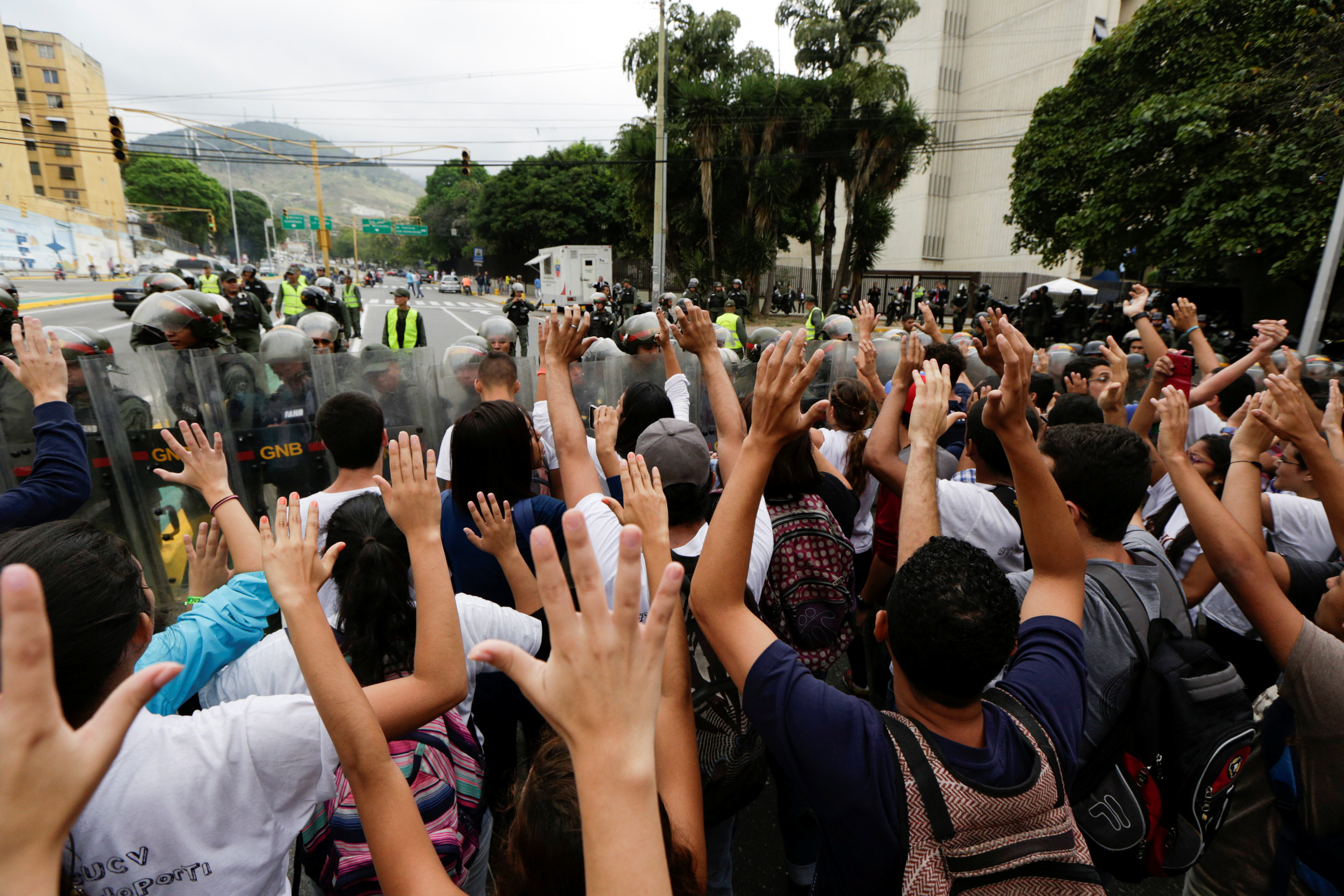 Opposition supporters clash with Venezuela's National Guards during a protest against Venezuelan President Nicolas Maduro's government outside the Supreme Court of Justice (TSJ) in Caracas, Venezuela on March 31, 2017. (REUTERS/Marco Bello)