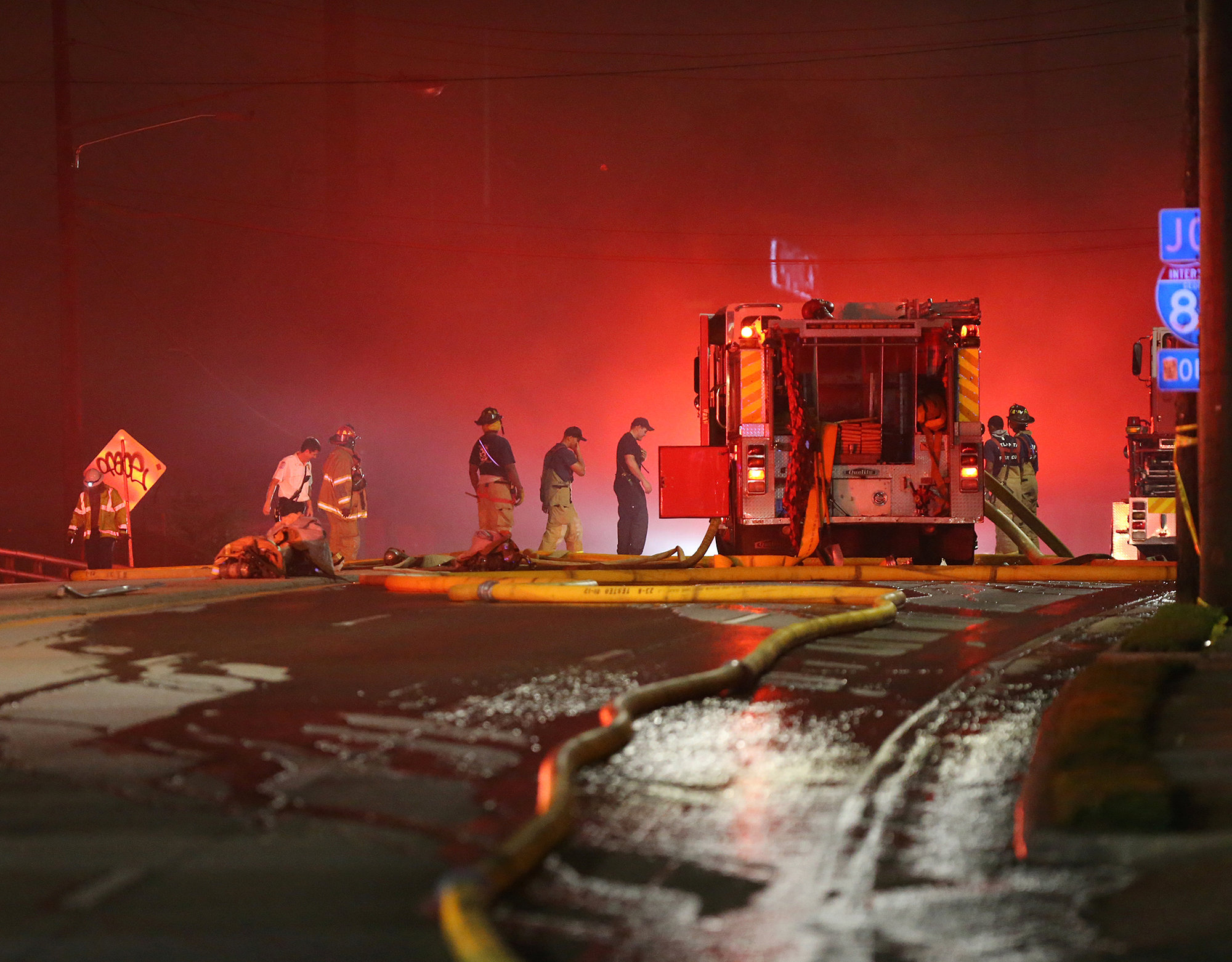 Emergency personnel work the scene of a bridge collapse at I-85 in Atlanta, Georgia, U.S., March 30, 2017. (Courtesy Curtis Compton/Atlanta Journal-Constitution/Handout via REUTERS)