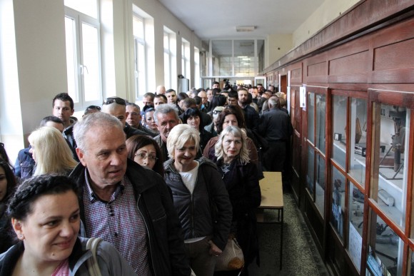 People wait in line to cast their votes at a polling station during Serbian presidential election in the ethnically divided town of Mitrovica, Kosovo April 2, 2017. (REUTERS/Agron Beqiri)