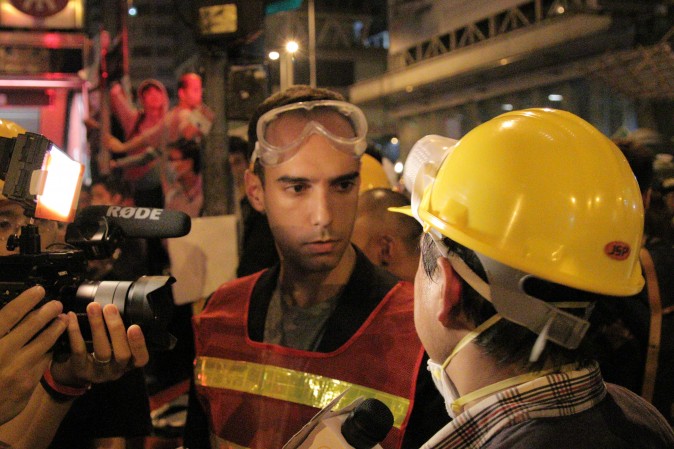 Chappell interviews protestors in Mong Kok, Hong Kong during the Umbrella Movement.  November 15, 2014. (Ben Chasteen/Epoch Times)