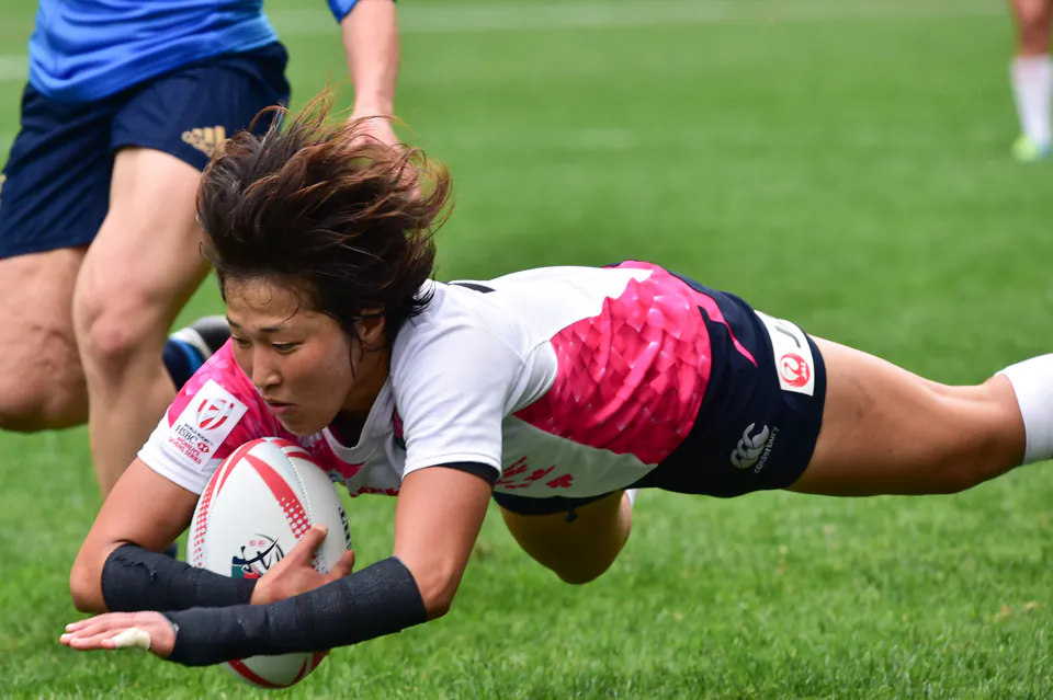 Japan women clinched in the World Rugby Sevens Series Qualifier event winning the semi-final against Italy 31-0 and then defeating South Africa 22-10 to secure a place in next year’s World Series. Photo shows Japan’s No 4 scoring during their semi-final against Italy at the Hong Kong Sevens Qualifier on Friday April 7, 2017. (Bill Cox/Epoch Times)