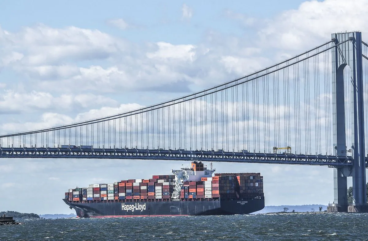 A fully loaded cargo ship heads out to sea from New York Harbor on Aug. 22, 2016. (Spencer Platt/Getty Images)