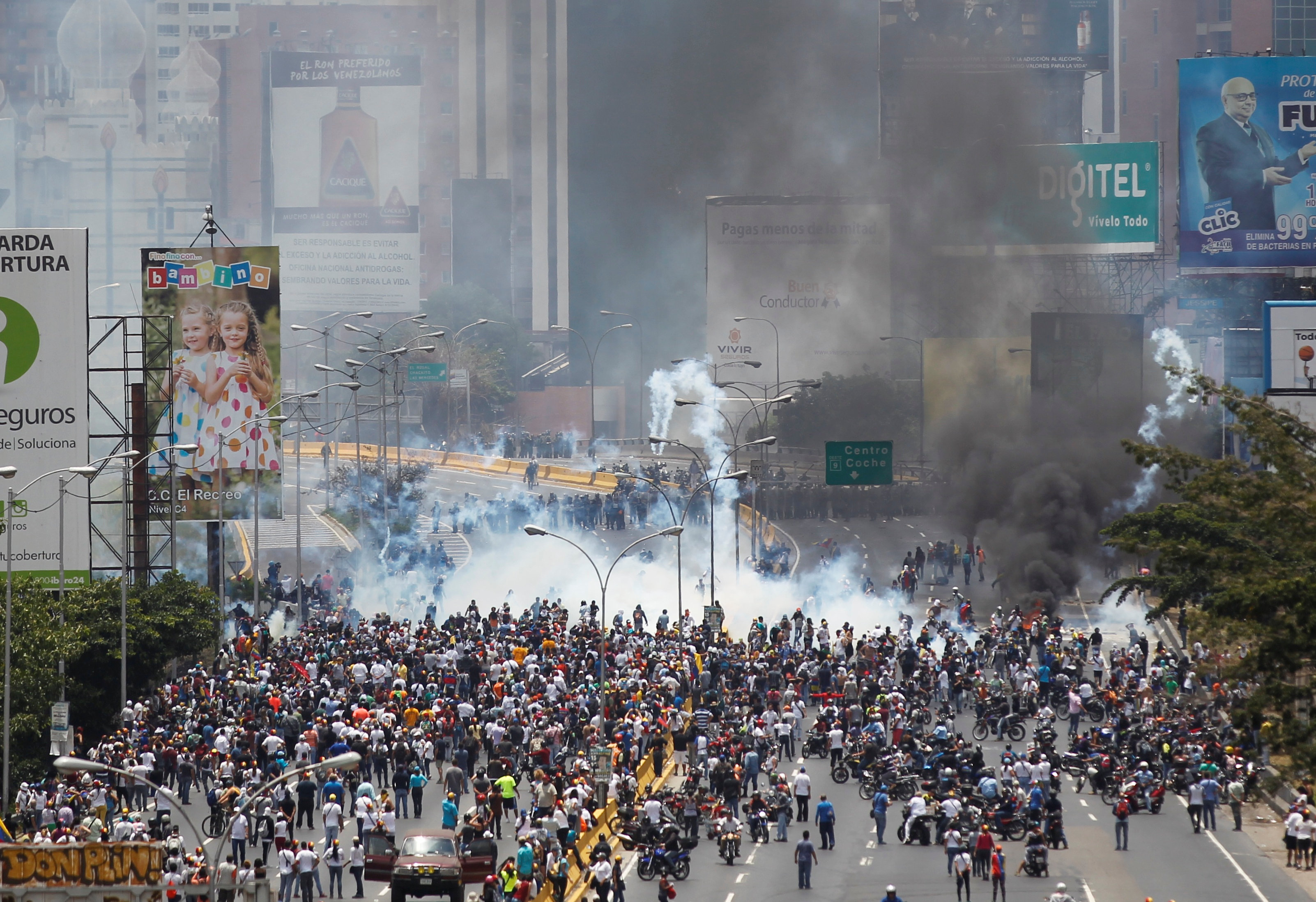 Riot police and demonstrators clash during a rally against Venezuela's President Nicolas Maduro's government in Caracas, Venezuela on April 10, 2017. (REUTERS/Christian Veron)