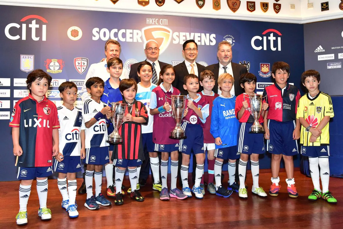 (Back Row L-R) Tony
Bratsanos (Organiser),
Mark Sutcliffe (HKFA),
Wayne Fong (Citi), Chis
Plowman (Tournamanent
Director), together
wth children representing
overseas clubs, at the 2017 HKFC Citi Soccer Sevens
draw on Tuesday April 11.
The competition will
take place at HKFC from
May 26 to 28. (Bill Cox/Epoch Times)