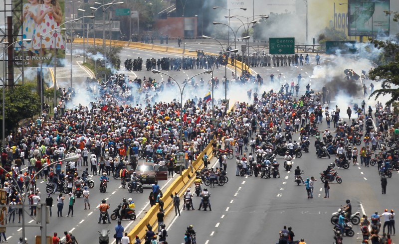 Demonstrators clash with riot police while ralling against Venezuela's President Nicolas Maduro's government in Caracas, Venezuela on April 10, 2017. (REUTERS/Christian Veron)