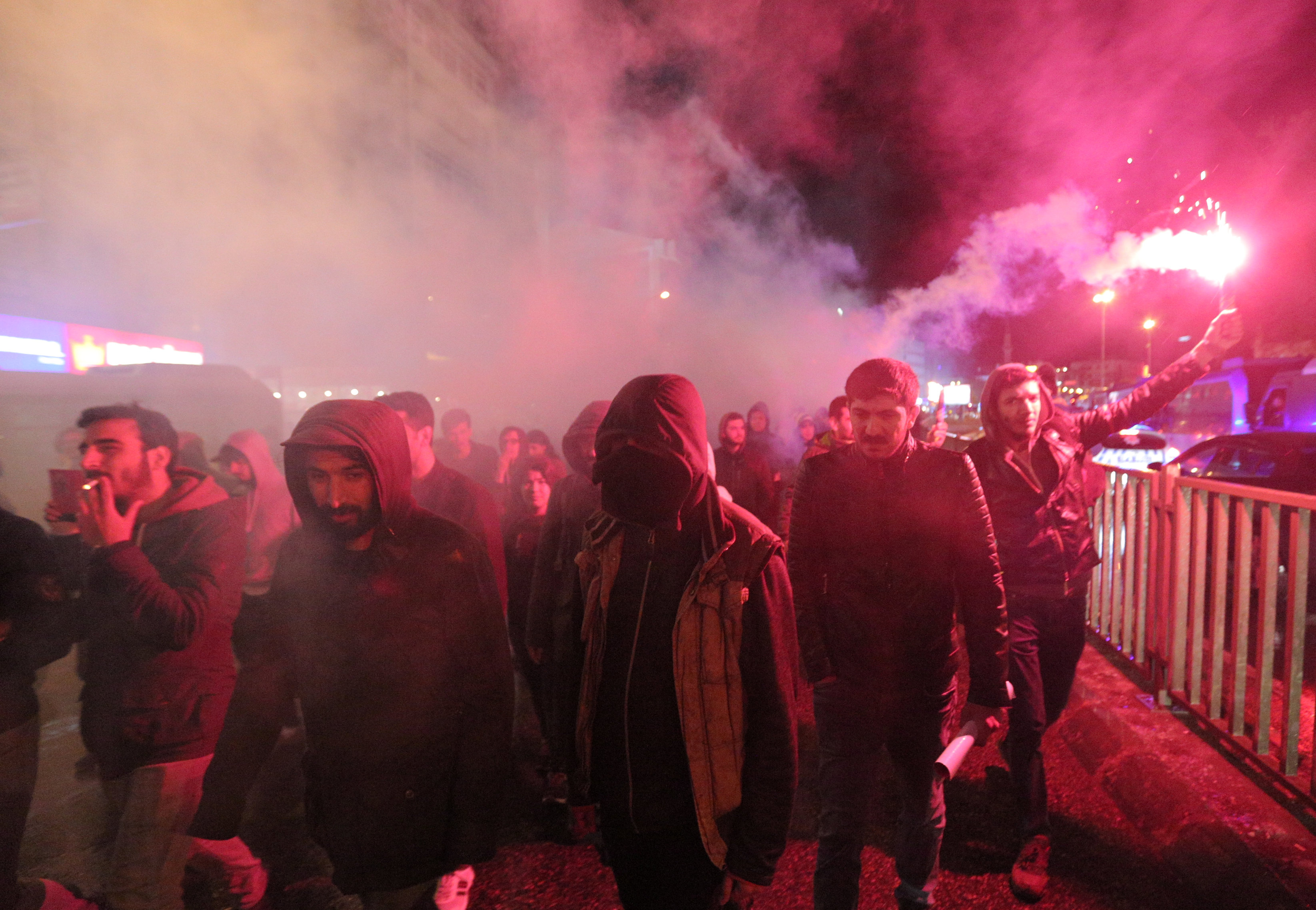 Anti-government demonstrators light flares during a protest in the Kadikoy district of Istanbul, Turkey on April 17, 2017. (REUTERS/Kemal Aslan)