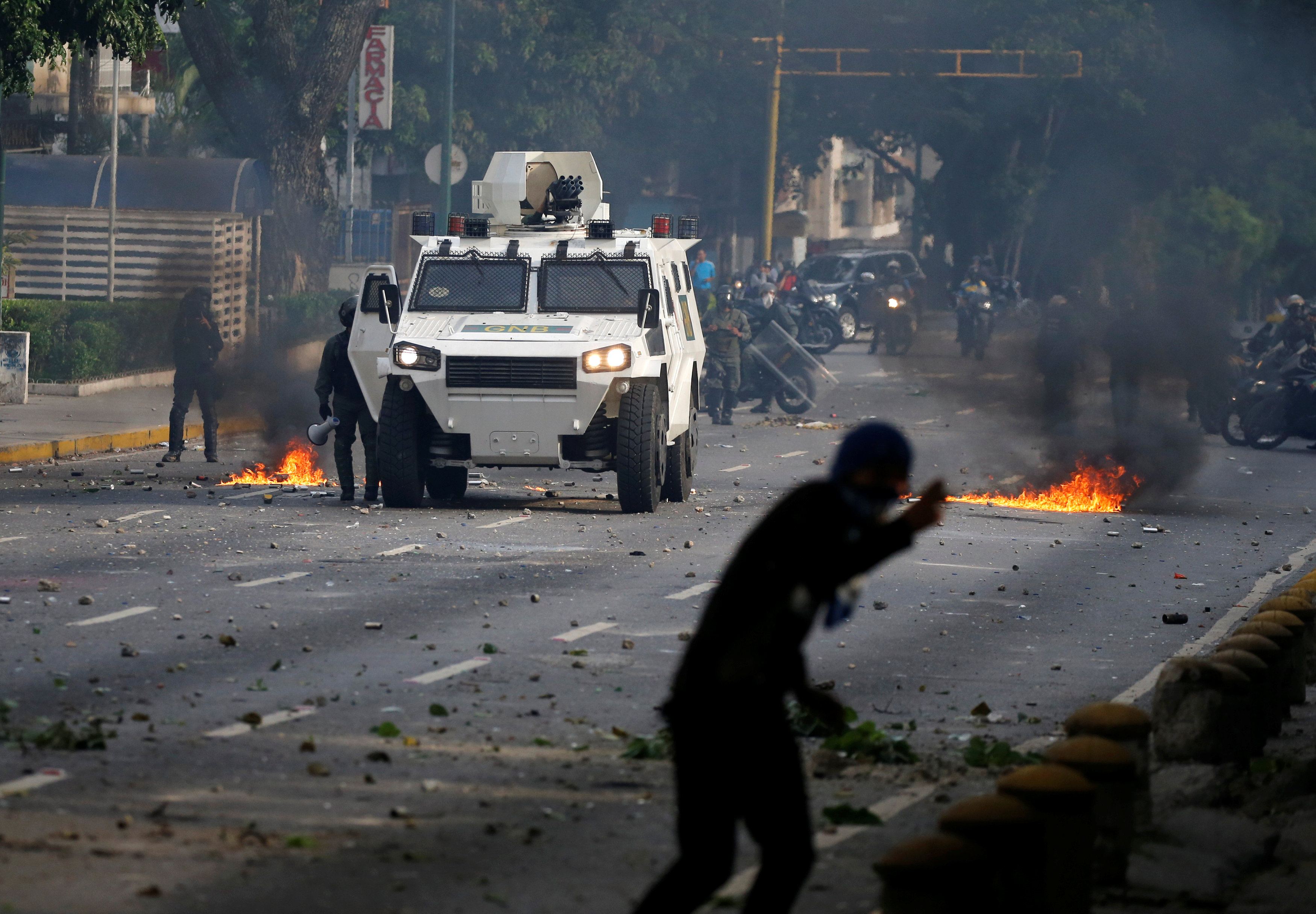 Opposition demonstrators clash with riot police during the so called "mother of all marches" against Venezuela's President Nicolas Maduro in Caracas, Venezuela on April 19, 2017. (REUTERS/Carlos Garcia Rawlins)