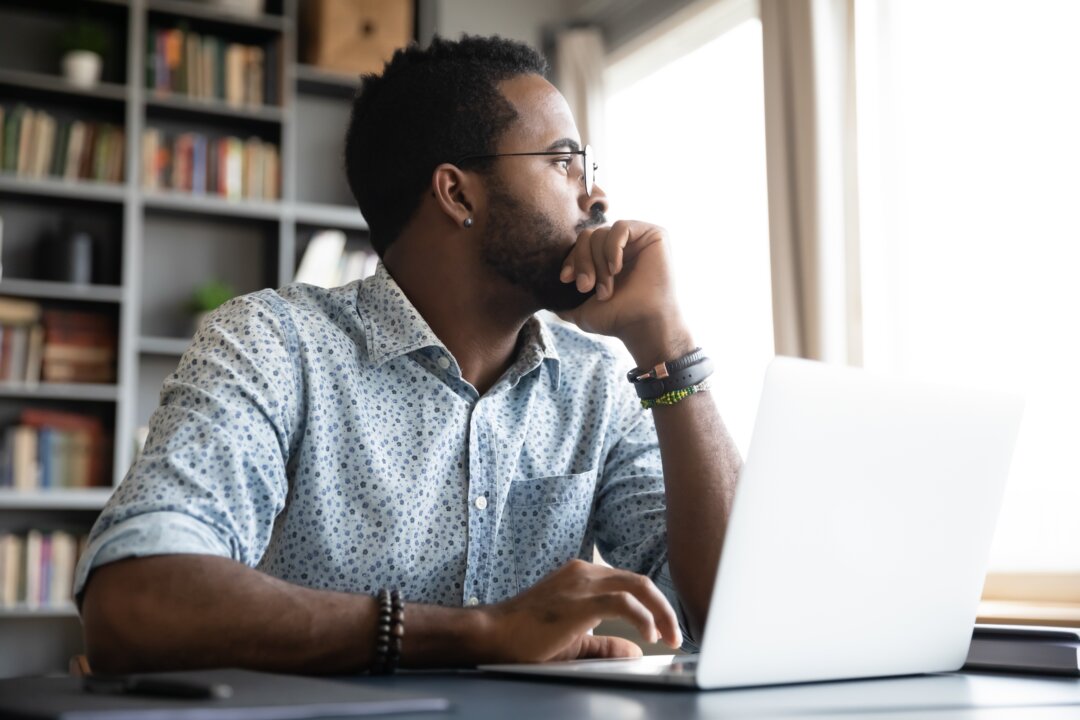 At any given moment, we
can be tempted to pause
and distract ourselves. (fizkes/Shutterstock)