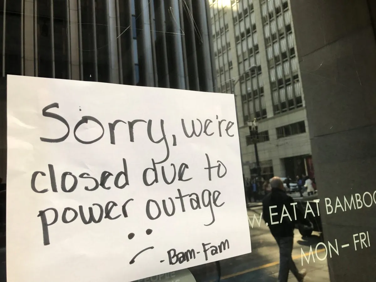 A sign on a restaurant informs customers that the facility is closed due to a power cut, in the financial district of San Francisco, Calif., on April 21, 2017. (Alexandria Sage/Reuters)