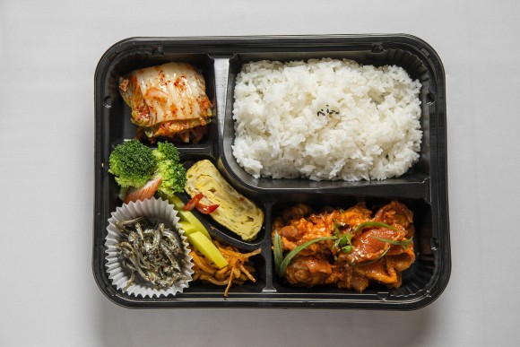 A lunch box featuring spicy pork stir-fried in gochujang, or red pepper paste.(Samira Bouaou/The Epoch Times)