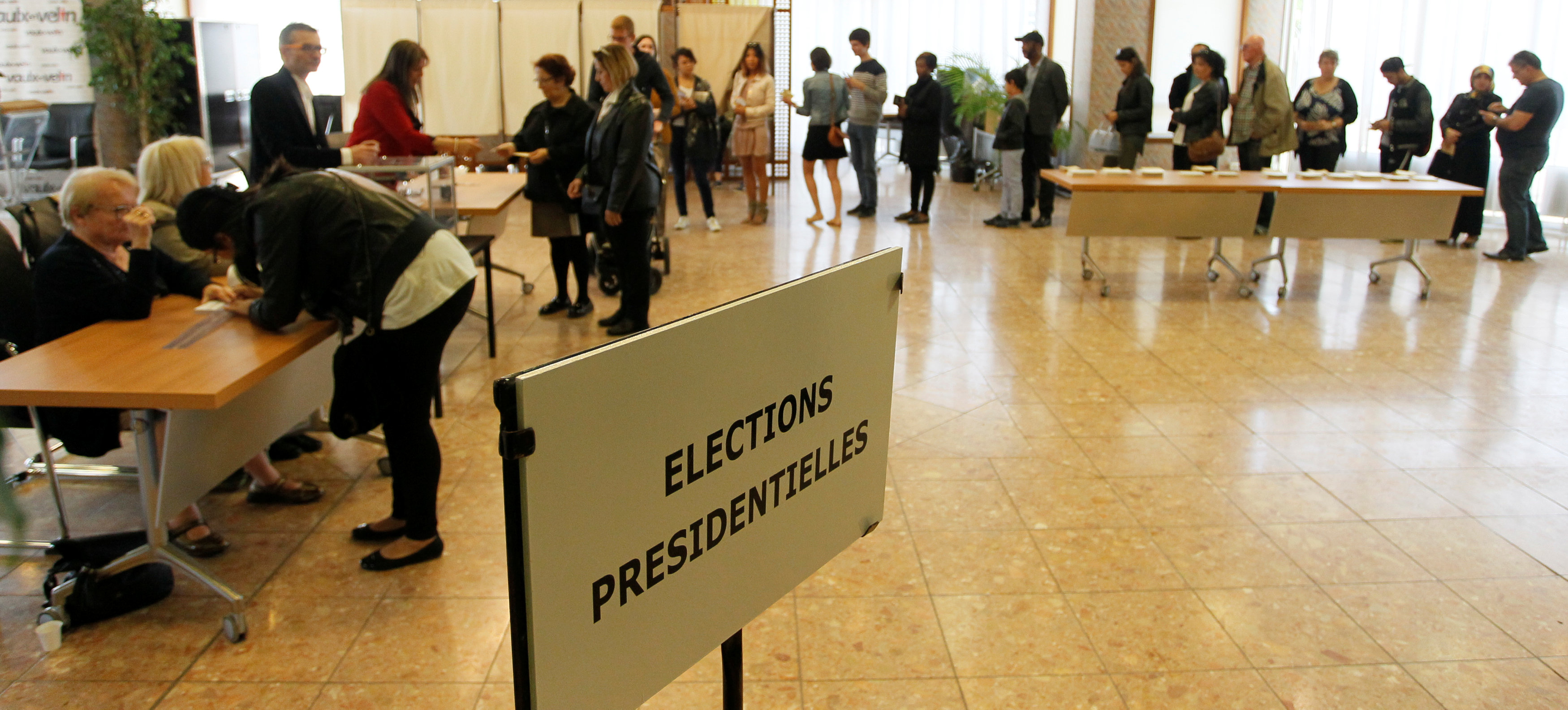 People line up to vote at a polling station in the first round of 2017 French presidential election in Vaulx-en-Velin, France on April 23, 2017. (REUTERS/Emannuel Foudrot)