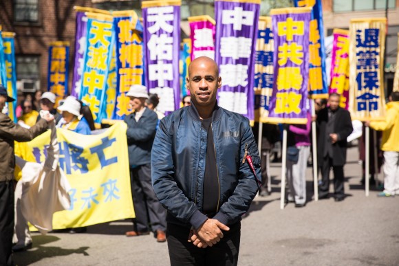 Musician Sterling Campell at the Falun Gong parade in Flushing, New York, on April 23, 2017, to commemorate the 18th anniversary of the April 25th peaceful appeal of 10,000 Falun Gong practitioners in Beijing. (Benjamin Chasteen/The Epoch Times)