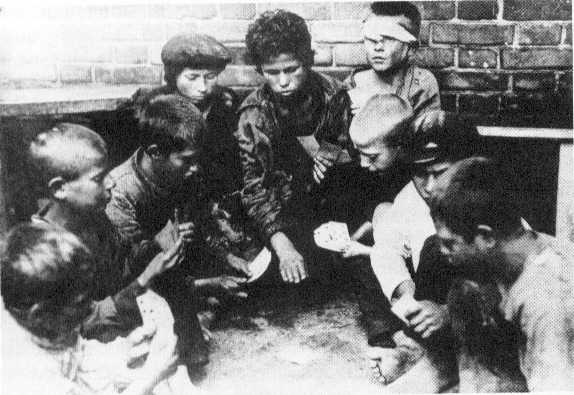 Orphaned children on the streets during the Russian Civil War. (Public Domain)