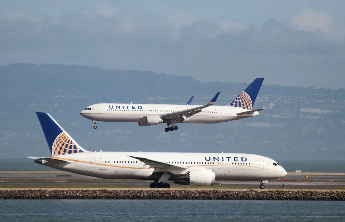 A United Airlines Boeing 787 taxis as a United Airlines Boeing 767 lands at San Francisco International Airport, San Francisco, Calif., on Feb. 7, 2015. (REUTERS/Louis Nastro)