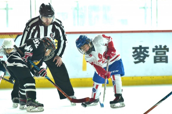 Faceoff between Beijing Little Wolves and HKIHA X in their last Pool match of the Mini Squirts A division on Friday April 28. (Bill Cox/Epoch Times)
