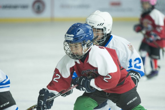 Singapore Ice Dragons (Red) playing against Wuhan Maple Leafs in the Mini Squirts B division on Friday April 28, 2017. (Bill Cox/Epoch Times)