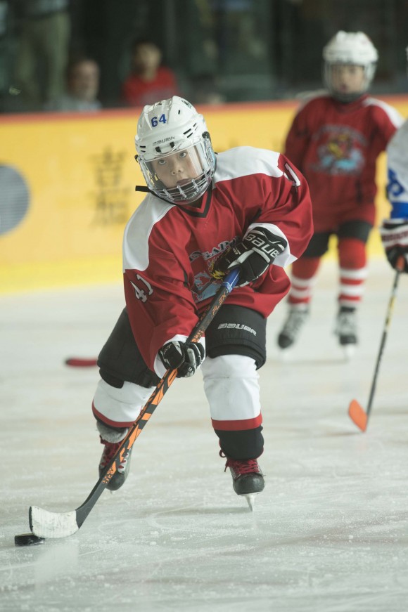 Singapore Ice Dragons (Red) playing against Wuhan Maple Leafs in the Mini Squirts B division on Friday April 28, 2017. (Bill Cox/Epoch Times)