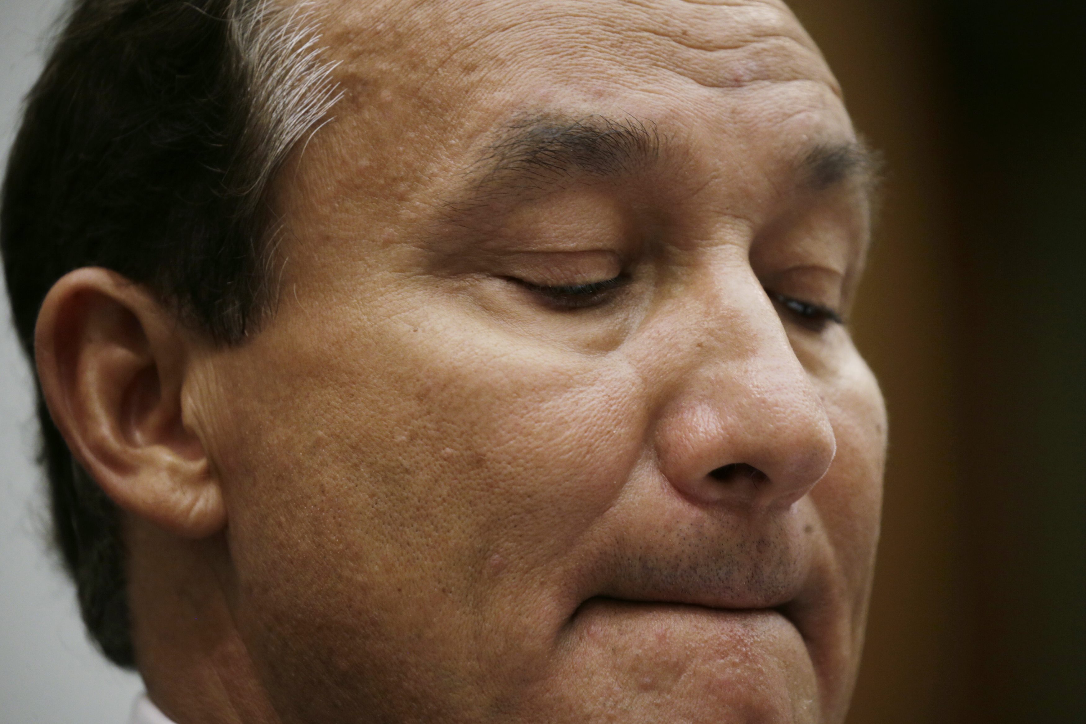 United Airlines CEO Oscar Munoz pauses while testifying at a House Transportation and Infrastructure Committee hearing on "Oversight of U.S. Airline Customer Service" on Capitol Hill in Washington on May 2, 2017. (REUTERS/Kevin Lamarque)
