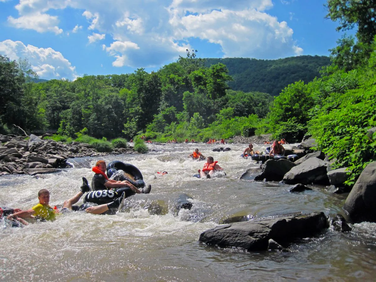Tubing on Esopus Creek in the Catskills. (ScubaBear68/Wikimedia Commons)
